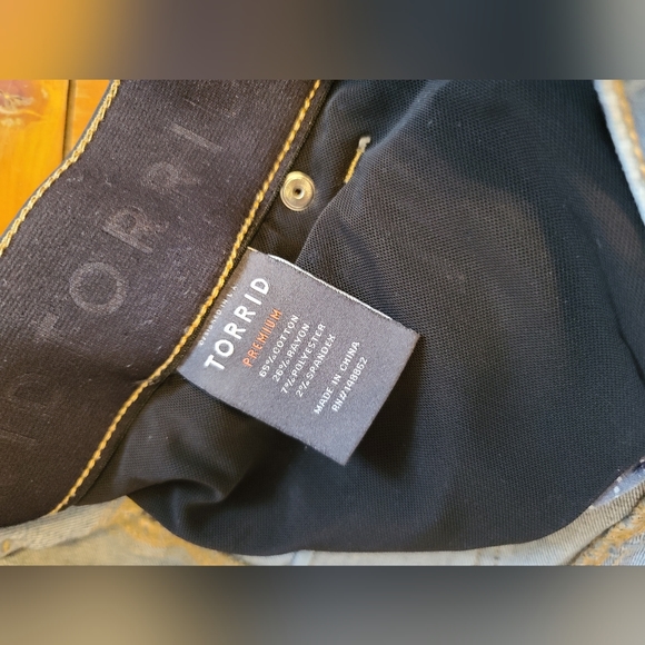 Torrid Premium Women's Bombshell Distressed Skinny Size 18R 28" Inseam Blue Jean - Picture 6 of 7